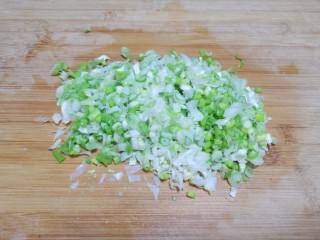 6、冬至美食  红油干拌饺子,葱洗干净切碎。