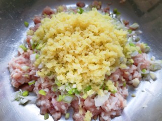 7、冬至美食  红油干拌饺子,准备好肉馅，将葱姜碎放在肉馅上。