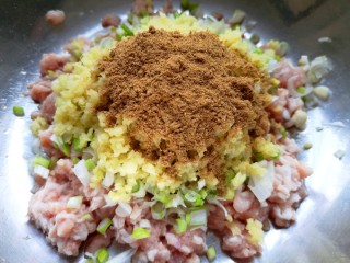 8、冬至美食  红油干拌饺子,放上十三香。