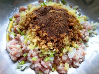 9、冬至美食  红油干拌饺子,炒锅内倒适量的食用油烧热，浇在十三香上面激出香味，搅拌均匀，让肉馅静置一会儿。