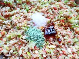 11、冬至美食  红油干拌饺子,放盐、蔬之鲜、味极鲜酱油、蚝油和香油搅拌均匀。