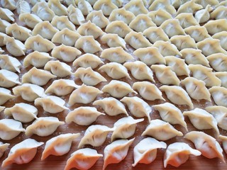 14、冬至美食  红油干拌饺子,准备好饺子皮，包成自己喜欢的形状。