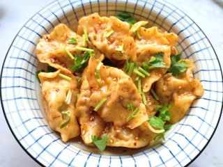 21、冬至美食  红油干拌饺子,近图看看。