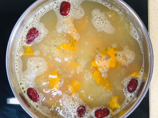 13、红枣南瓜粥,全部食材加齐,搅拌均匀