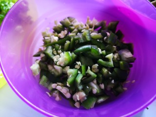 6、川味哨子面,青辣椒切成丁儿。