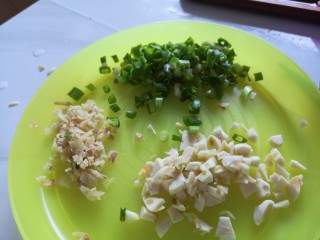 7、川味哨子面,准备好葱姜蒜。