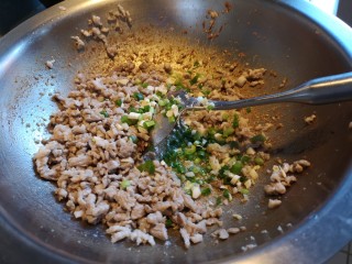 10、川味哨子面,加入油，放入葱姜蒜炒香。