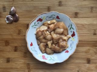 5、蒜蓉蒸鸡胸肉,搅拌均匀并给鸡胸肉做个马杀鸡，保鲜膜密封冷藏20分腌制入味