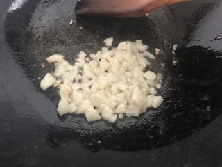 7、蒜蓉蒸鸡胸肉,锅底留少量油爆香蒜米，炒至微黄