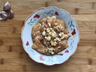 8、蒜蓉蒸鸡胸肉,倒入腌好的鸡胸肉上。上沸腾的蒸锅，大火蒸5分钟再关火焖5分钟。