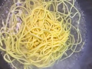 1、家常炒面,锅中水开下入面条煮熟