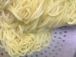 2、家常炒面,煮熟后捞出过凉控干水分