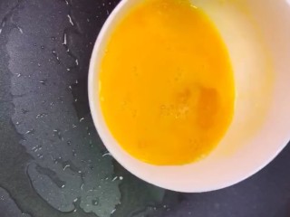 3、家常炒面,锅中油热下入鸡蛋炒熟