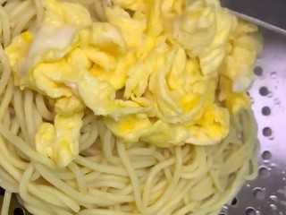 4、家常炒面,炒熟后倒出备用