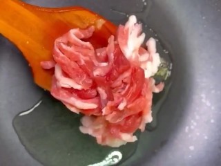 5、家常炒面,另起锅烧油下入肉丝炒香炒散