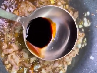 6、家常炒面,加入葱花爆香，生抽，耗油，老抽上色炒香