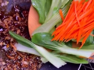 7、家常炒面,炒香以后下入自己喜欢吃的青菜