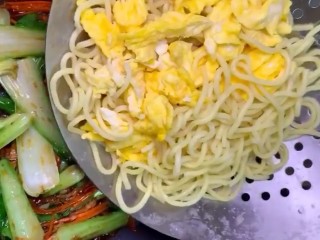 8、家常炒面,炒至断生，下入面条和鸡蛋