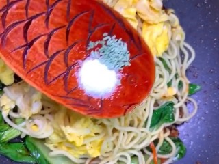 9、家常炒面,加盐，鸡精调味，翻炒一分钟