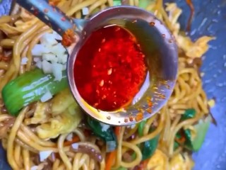 10、家常炒面,出锅前加点蒜末，喜欢吃辣的放点辣椒油翻炒均匀出锅即可