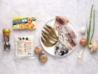 1、海鲜咖喱乌冬面,准备好所需食材和调味。