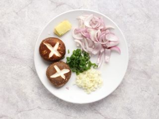 2、海鲜咖喱乌冬面,香菇洗净挤干水分，去蒂划十字花刀；洋葱切小块；姜切片，蒜剁成蓉，葱切葱花待用。