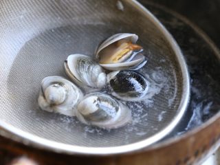 6、海鲜咖喱乌冬面,同样将文蛤焯至张口捞出备用。