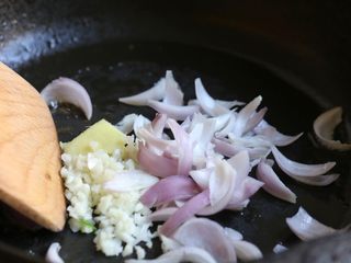 8、海鲜咖喱乌冬面,锅内留余油，下姜片、蒜末、洋葱炒香。
