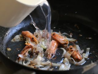 10、海鲜咖喱乌冬面,锅内加入焯海鲜的汤汁，能没过食材为宜。