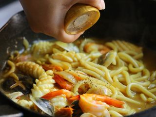 13、海鲜咖喱乌冬面,出锅前磨入黑胡椒碎，根据口味加少许盐，撒上葱花即可。