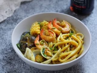 14、海鲜咖喱乌冬面,美味的海鲜咖喱乌冬面就做好了。