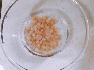 1、砂锅粥,干贝提前十分钟清理杂质，泡软