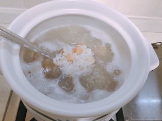 6、砂锅粥,大火煮开后加入干贝和菜脯，换中火