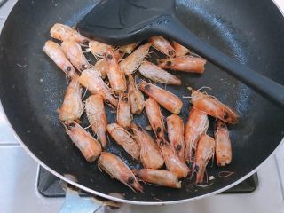 8、砂锅粥,虾头小火煎出虾油备用