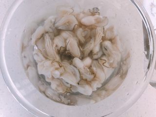 9、砂锅粥,生蚝洗干净