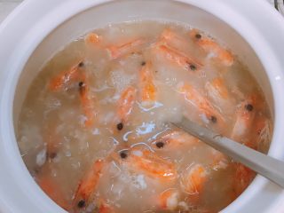 10、砂锅粥,米煮开花加入煎好的虾头