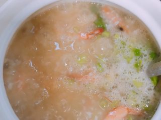 15、砂锅粥,加适量盐调好味后加入芹菜就可以出锅了