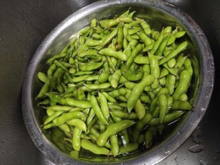 1、五香毛豆,清洗毛豆