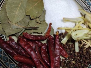 3、五香毛豆,调料备好，多放点盐