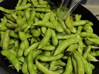 4、五香毛豆,调料，毛豆同时下锅，倒入适量清水