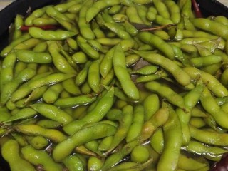 5、五香毛豆,开火煮开2分钟，焖5分钟。