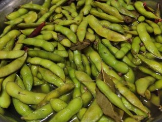 6、五香毛豆,和调料汤一起倒入容器中，静置。时间长入味。