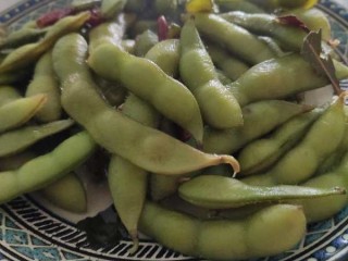 7、五香毛豆,盛上碟，配上酒！