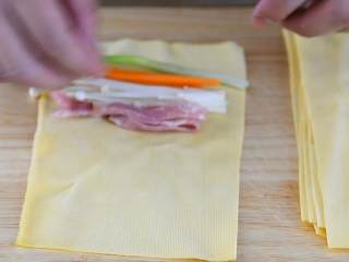 1、抱蛋千张卷—看世界杯没有宵夜怎么行,千张洗干净切开，放入金针菇、胡萝卜、葱、培根。