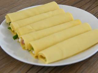 2、抱蛋千张卷—看世界杯没有宵夜怎么行,卷起备用。