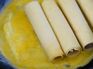 5、抱蛋千张卷—看世界杯没有宵夜怎么行,快速放入千张卷，表面刷一层油。