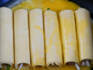 6、抱蛋千张卷—看世界杯没有宵夜怎么行,淋入另一半蛋液，小火煎约2分钟翻面。