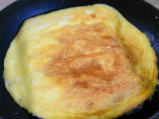 7、抱蛋千张卷—看世界杯没有宵夜怎么行,翻面再煎2分钟即可。