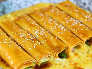 9、抱蛋千张卷—看世界杯没有宵夜怎么行,撒上少许白芝麻就完成啦。