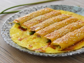 10、抱蛋千张卷—看世界杯没有宵夜怎么行,熬夜看世界杯，肚子饿时随手拿起一根，简单且美味。